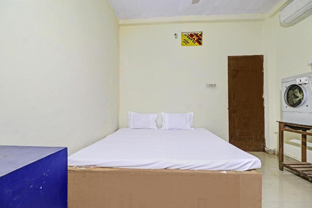a bed in a room with a box at SPOT ON 81062 Moonlight Hotel in Bhilai