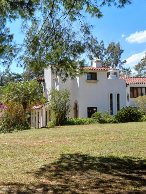 a large white house with a large yard at Finca Ana Isabel 