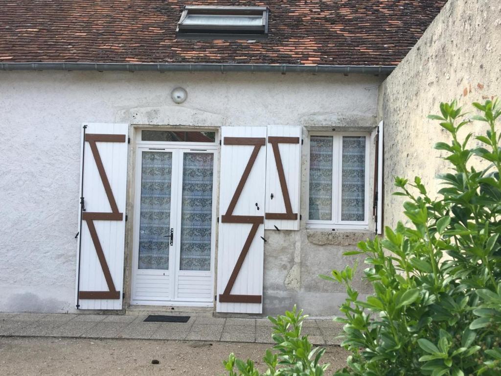 una puerta abierta de un edificio blanco con ventanas en Gîte Chailles, 3 pièces, 6 personnes - FR-1-491-351, en Chailles