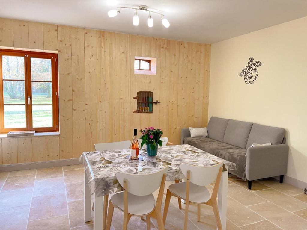 un salon avec une table et un canapé dans l'établissement Évasion moderne et cosy avec jardin clos près des châteaux et du ZooParc de Beauval - FR-1-491-359, à Selles-sur-Cher