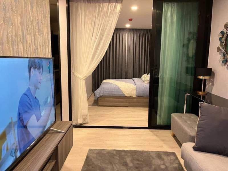 sala de estar con TV y dormitorio en SLPsD House, en Bangkok