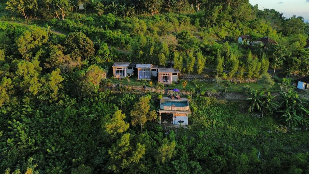 eine Luftansicht eines Hauses auf einem Hügel in der Unterkunft KATON HILLS in Nusa Penida