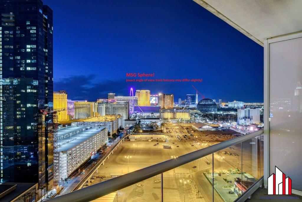 vista notturna sullo skyline della città di MGM Signature-08-801 1Br2Ba F1 Strip View Balcony a Las Vegas