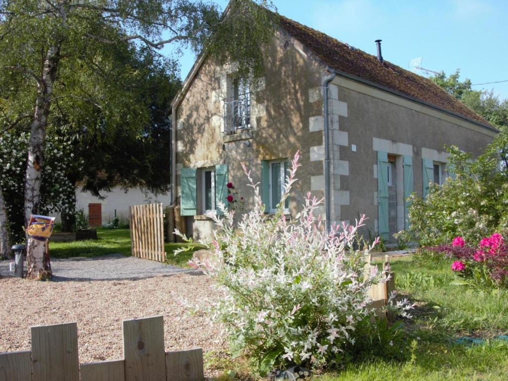 una casa antigua con un jardín delante de ella en Gîte Couddes, 3 pièces, 6 personnes - FR-1-491-386 en Couddes