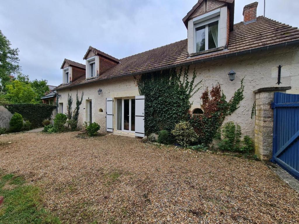 une maison en briques blanches avec une clôture bleue dans l'établissement Maison de caractère avec jardin clos, près des châteaux de la Loire, tout inclus ! - FR-1-491-406, à Vallières-les-Grandes