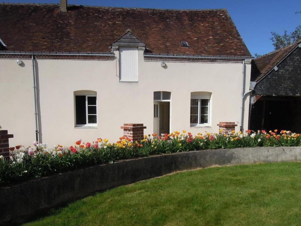 Zahrada ubytování Gîte familial avec piscine chauffée, terrain clos, barbecue, tennis gratuit, proche de Saint Calais - FR-1-491-399