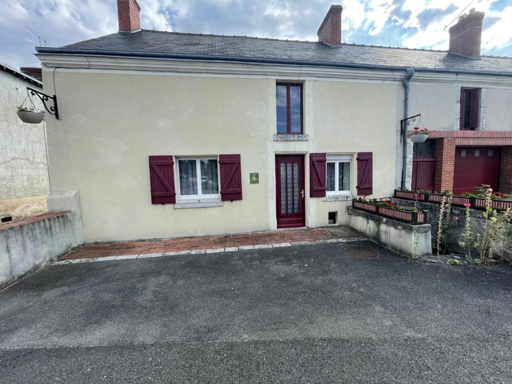 a white house with red windows and a driveway at Gîte Vineuil, 4 pièces, 6 personnes - FR-1-491-424 in Vineuil