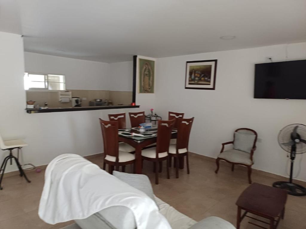 a dining room with a table and chairs and a television at HABITACION PARA 2 PERSONAS COMODA in Valledupar