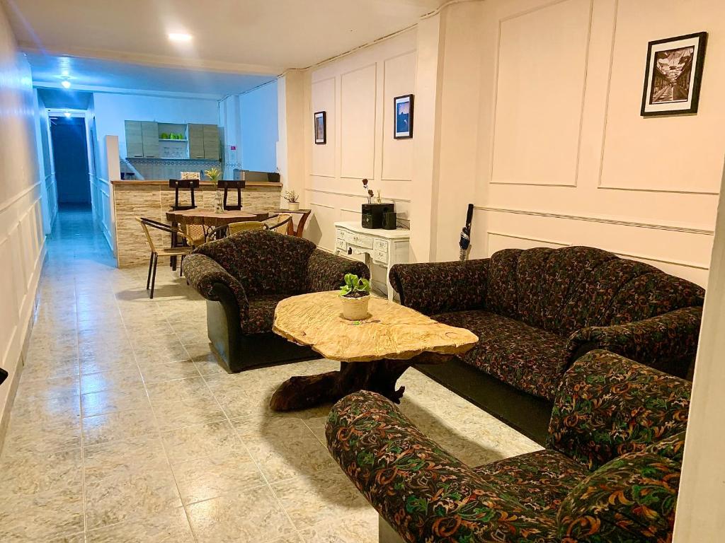 salon z 2 kanapami i stołem w obiekcie Encantadora Casa en el Corazón de Guatapé Colombia w mieście Guatapé