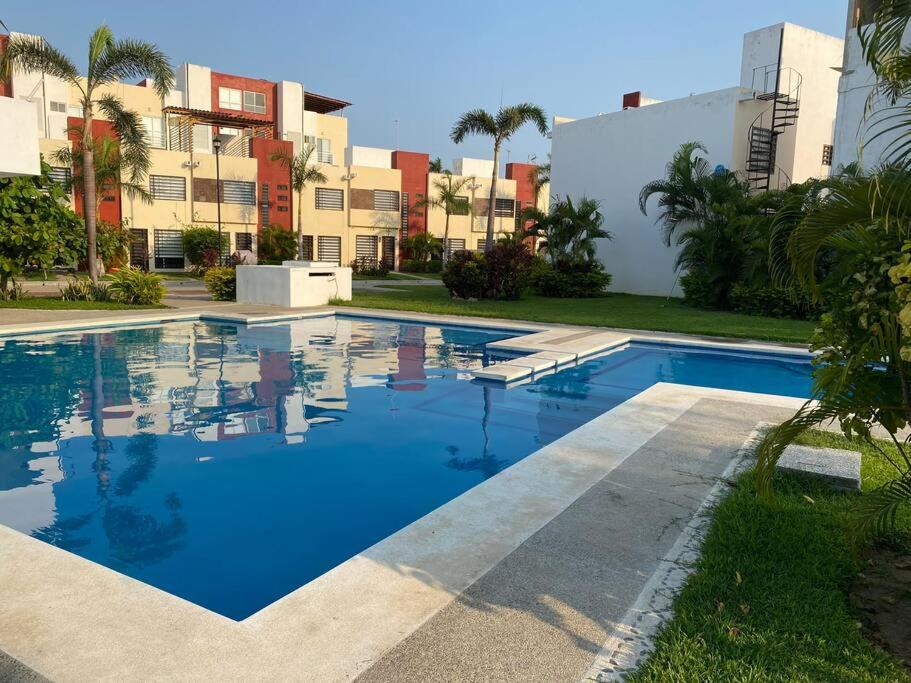 בריכת השחייה שנמצאת ב-Casa en Acapulco Zona Diamante. או באזור