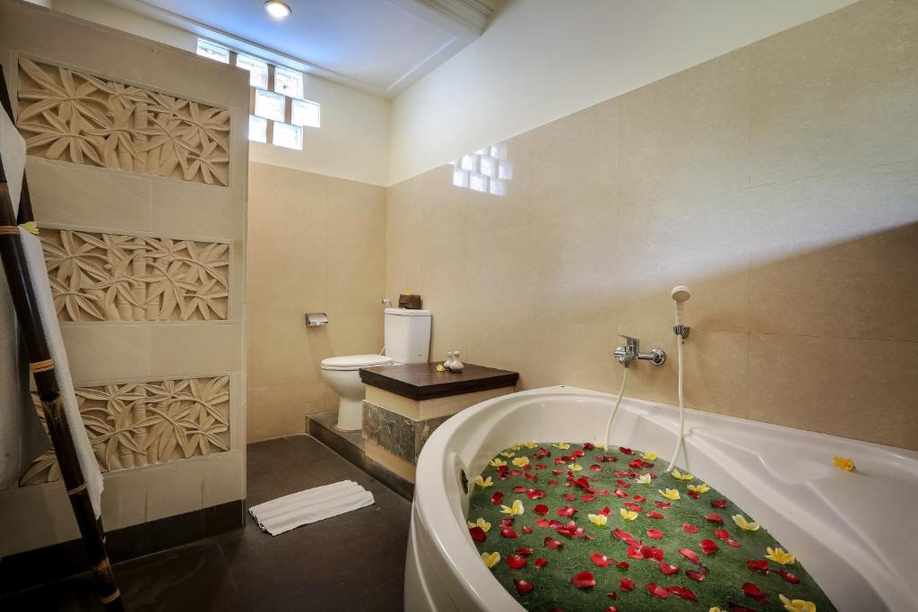 Koupelna v ubytování Nang Ade Villa by Pramana Villas