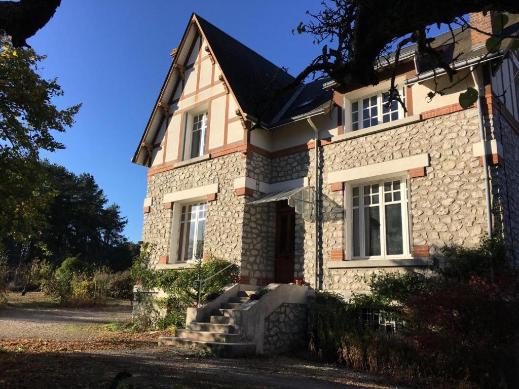ein Steinhaus mit einer Treppe davor in der Unterkunft Maison familiale rénovée, proche châteaux, grand jardin, 5 chambres, équipements inclus, animaux acceptés - FR-1-491-436 in Dhuizon