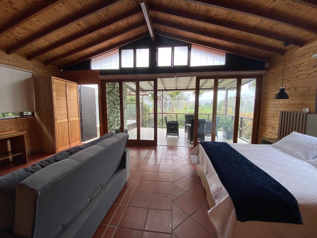 Postel nebo postele na pokoji v ubytování Finca Hotel 12 Palmas- Aeropuerto JMC
