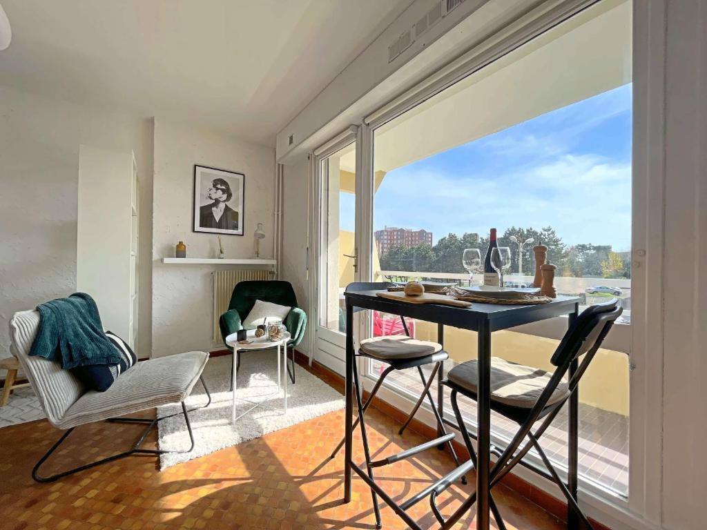 Photo de la galerie de l'établissement Charmant Studio Rénové Proche Plage et Commerces - Balcon et Parking Sécurisé - FR-1-646-62, à Berck-sur-Mer