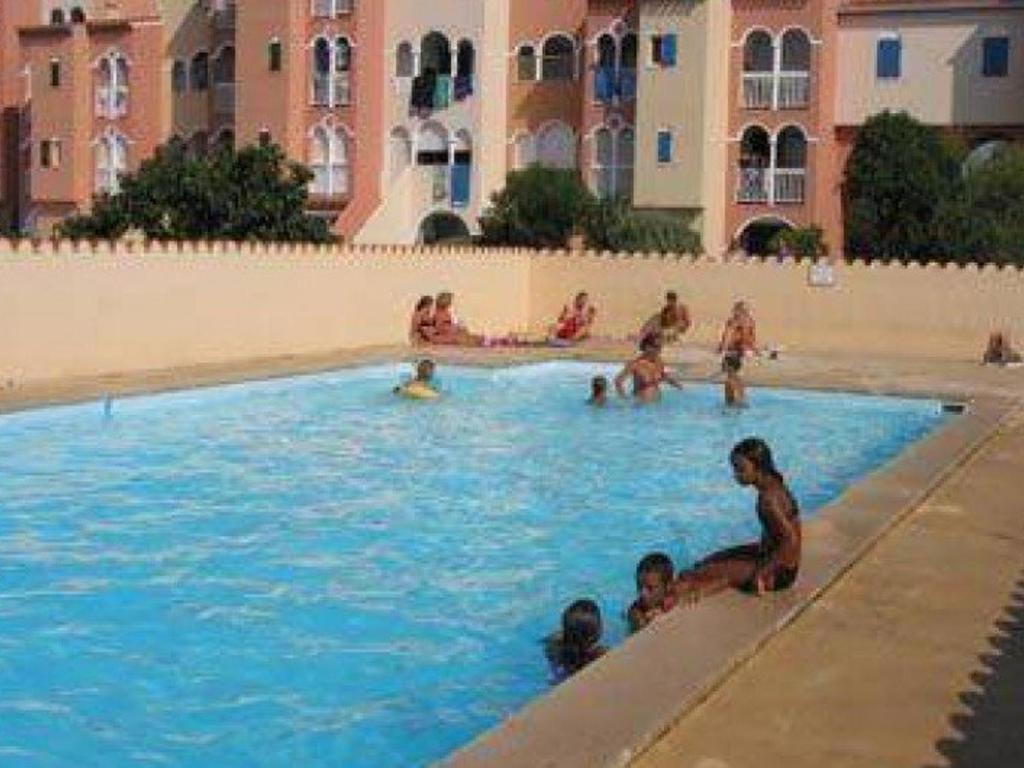 un groupe de personnes dans une piscine dans l'établissement Studio Cabine avec Piscine, Parking et Proximité Commerces au Barcarès - FR-1-782-52, au Barcarès
