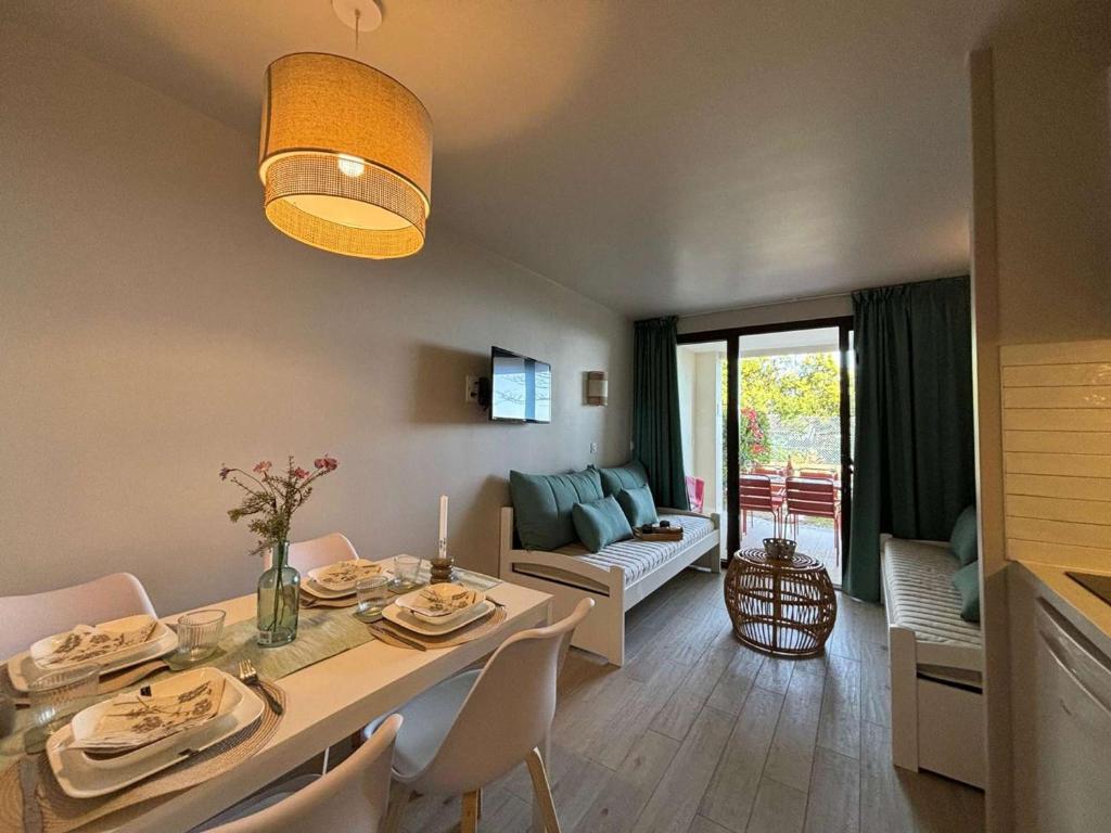 une salle à manger et un salon avec une table et des chaises dans l'établissement Studio cabine 5 pers, piscine, parking - Cannes la Bocca - FR-1-609-100, à Cannes
