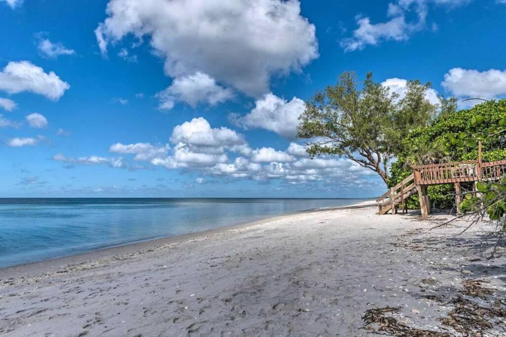 Photo inspiration: Picture Idea: Miles Of Beach 4Br Private Beach Access Cottage Englewood Updated