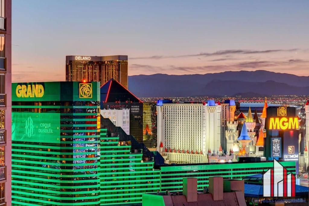 - Vistas a la ciudad por la noche, con casinos en MGM Signature-28-814 1Br 2Ba F1 Pits View Balcony, en Las Vegas