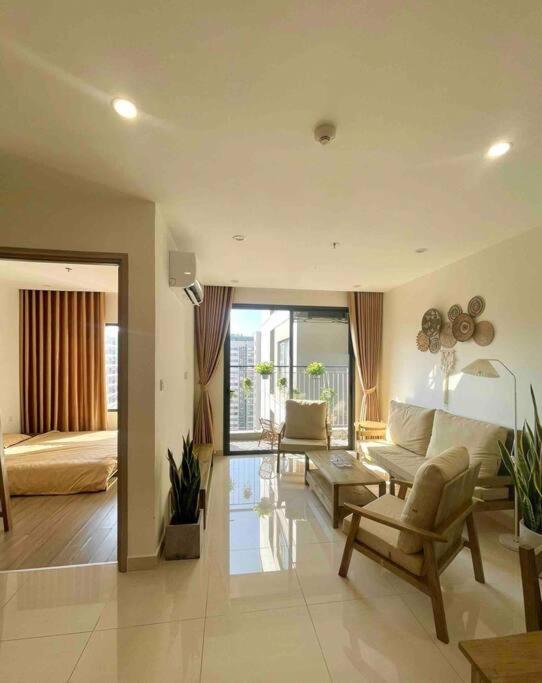 ein großes Wohnzimmer mit einem Sofa und einem Stuhl in der Unterkunft 2BR Vinhomes Apartment! A sun-drenched apartment in Hanoi