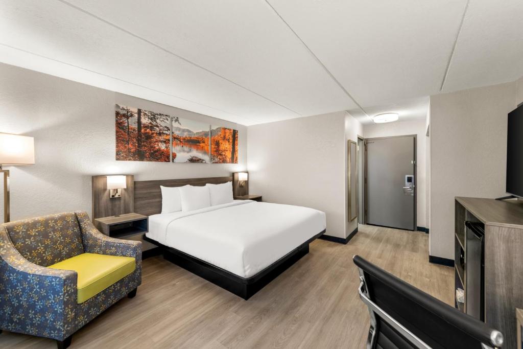 Clarion Pointe Rhinelander Downtown - King Room - Pet Friendly/Non-Smoking