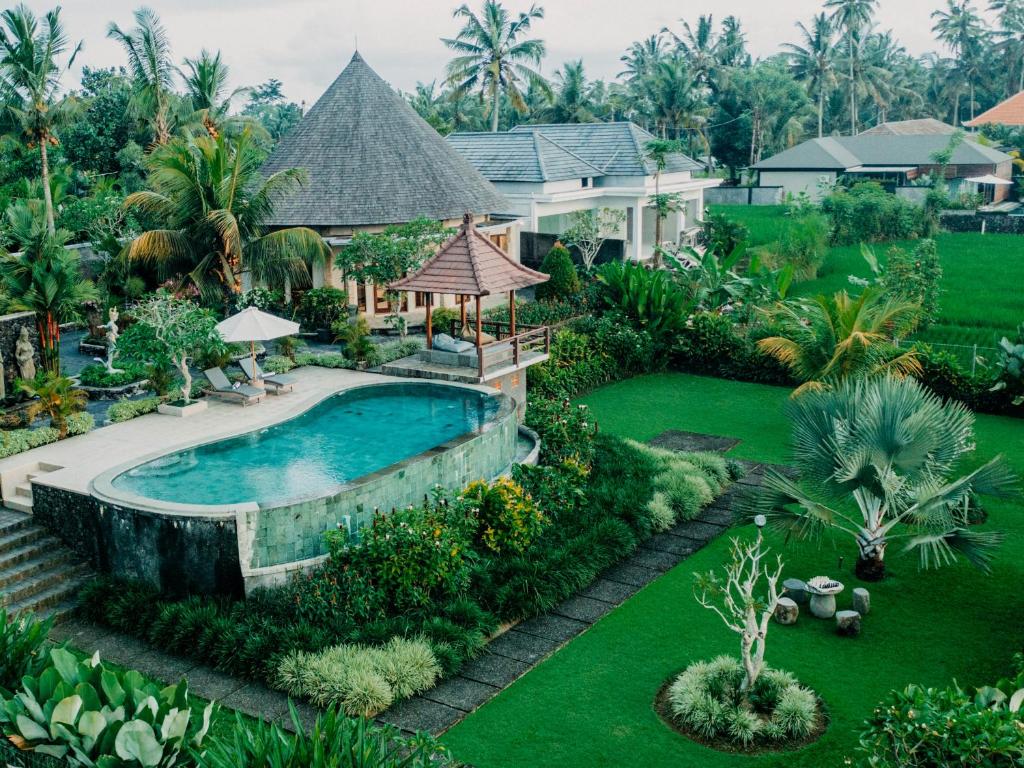 - une vue aérienne sur un complexe avec une piscine dans l'établissement Silver Rooster Villa Ubud, à Ubud