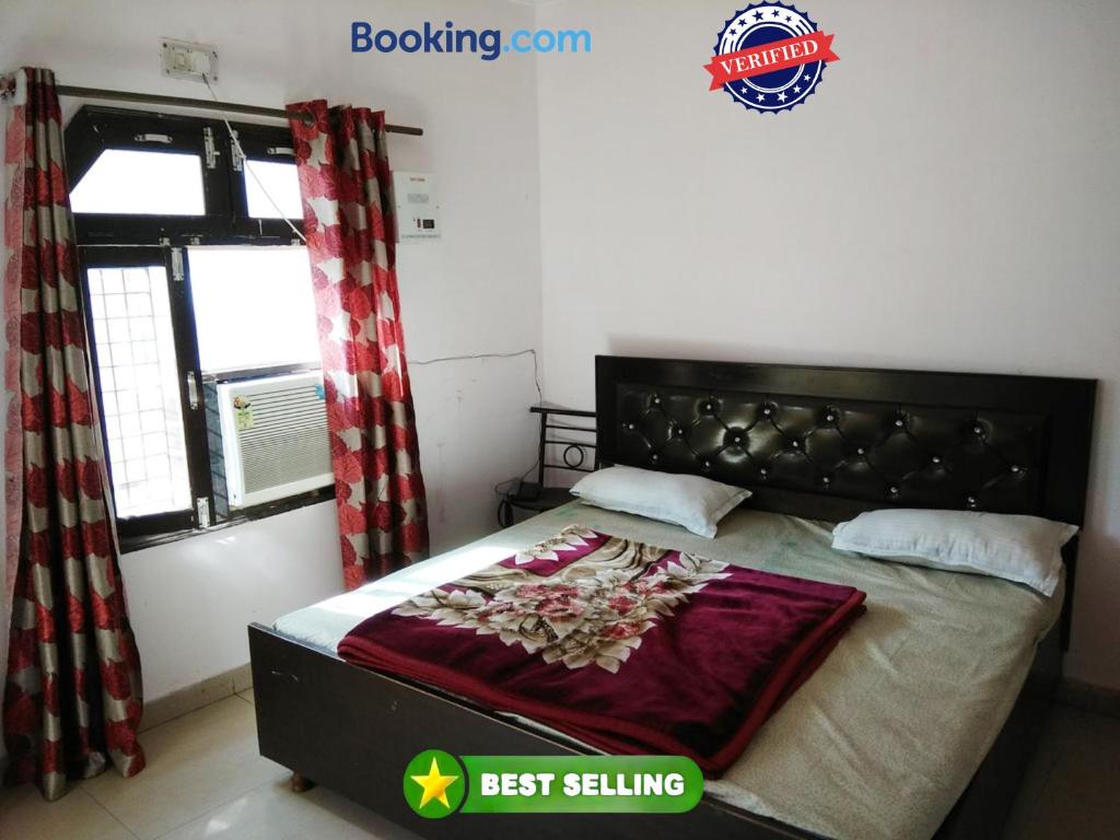 1 dormitorio con 1 cama en una habitación en Goroomgo Riddhi Siddhi Haridwar Near Railway Station - Best Seller en Haridwār