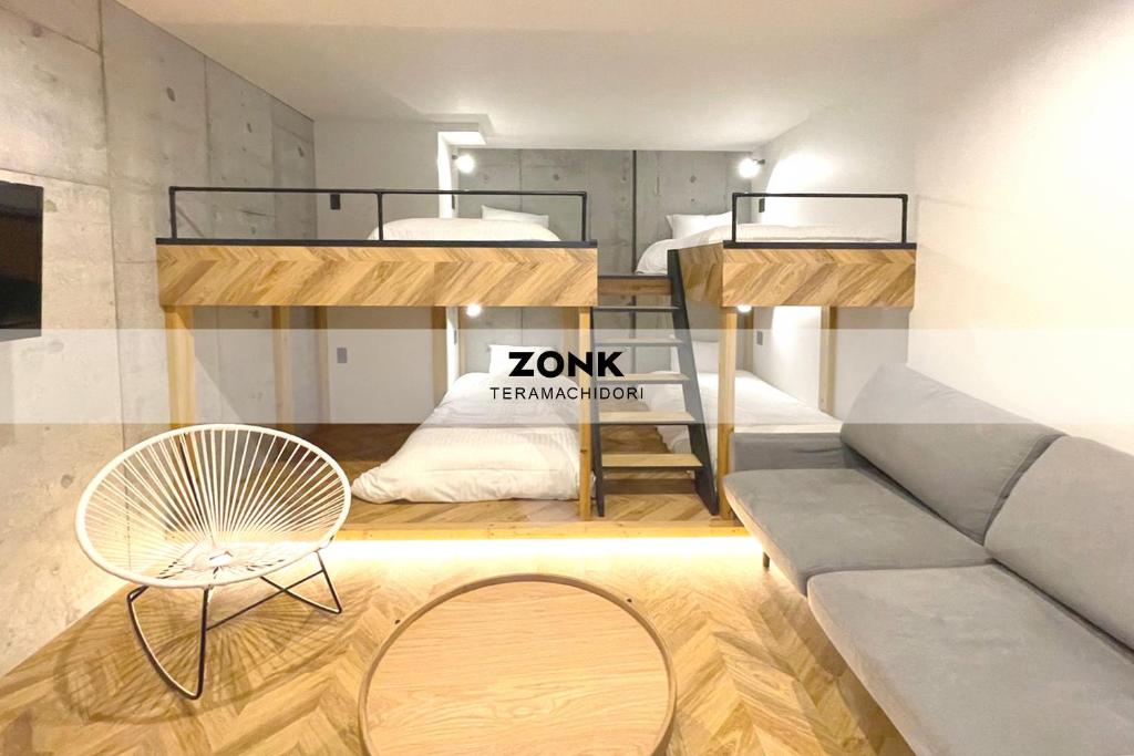 Habitación con 2 literas y sofá en ZONK HOTEL Haruyoshi-Teramachidori, en Fukuoka