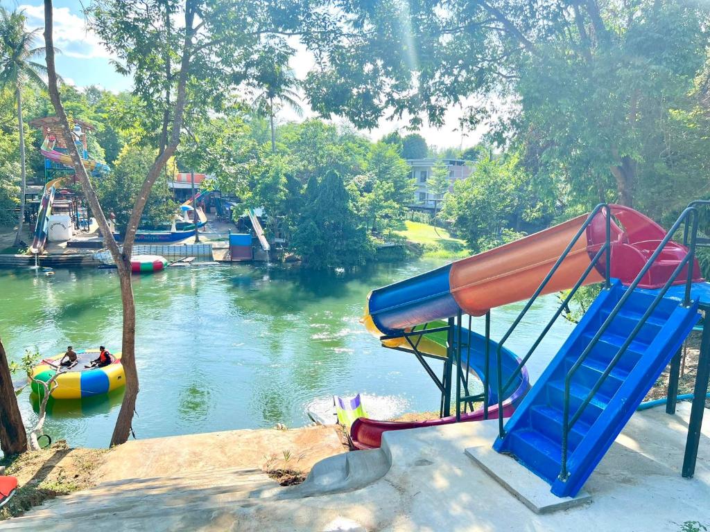 a water park with a slide and a water slide at เคียงดาวโฮมสเตย์ โซนริมน้ำ in Kaeng Krachan