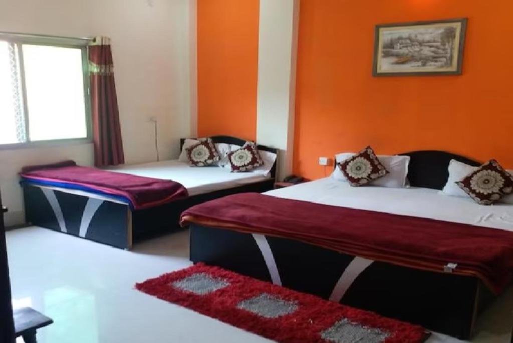 Кровать или кровати в номере GRG Ashiyana Palace Parade Kothi Road Varanasi
