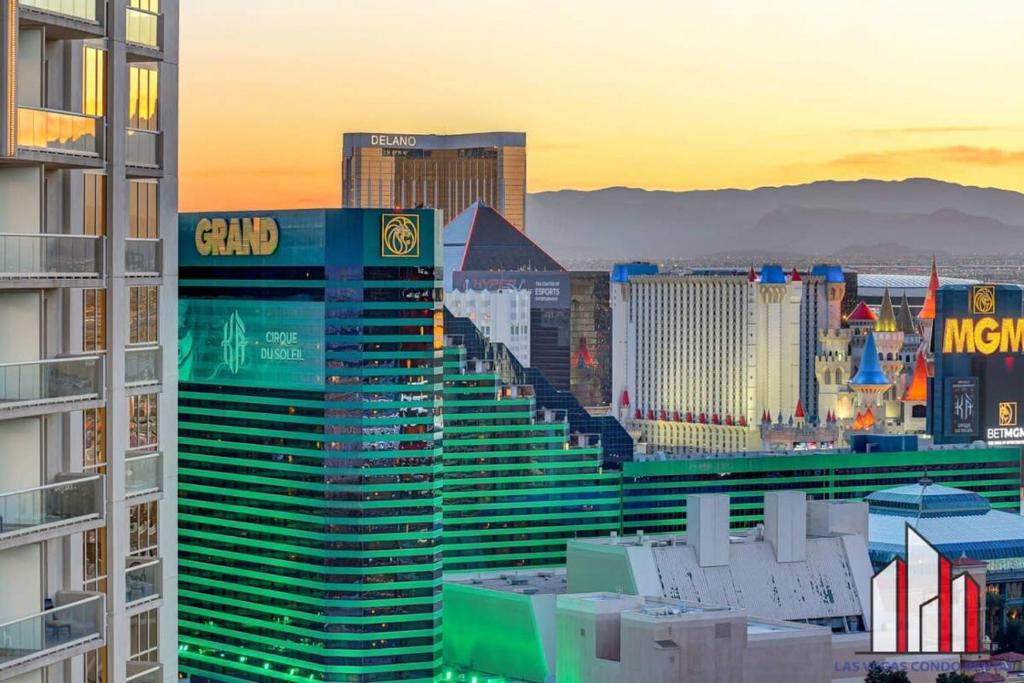 Blick auf eine Stadt bei Sonnenuntergang mit Gebäuden in der Unterkunft MGM Signature-37-814 1Br 2Ba F1 Pits View Balcony in Las Vegas