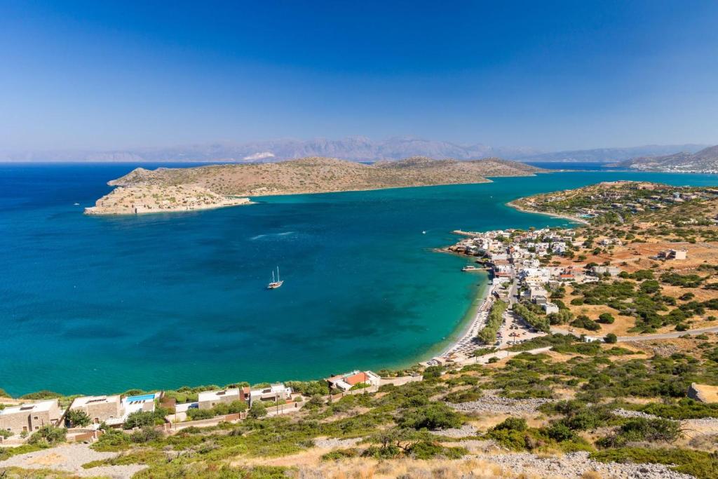 Zdjęcie z galerii obiektu Villa Nesea Elounda With Private Pool - Happy Rentals w Elundzie