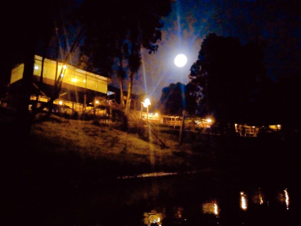 una luz de la calle frente a un edificio por la noche en Bromelia Flower Lodge Iquitos, en Iquitos