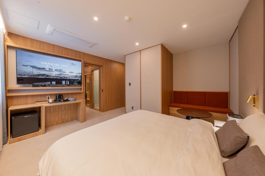Postel nebo postele na pokoji v ubytování H-avenue Hotel Munhyeon