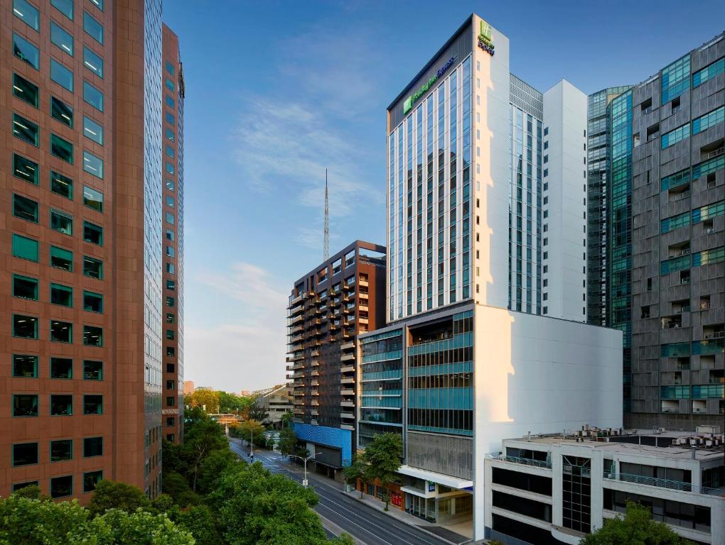 um grupo de edifícios altos em uma cidade em Holiday Inn Express Melbourne Southbank, an IHG Hotel em Melbourne