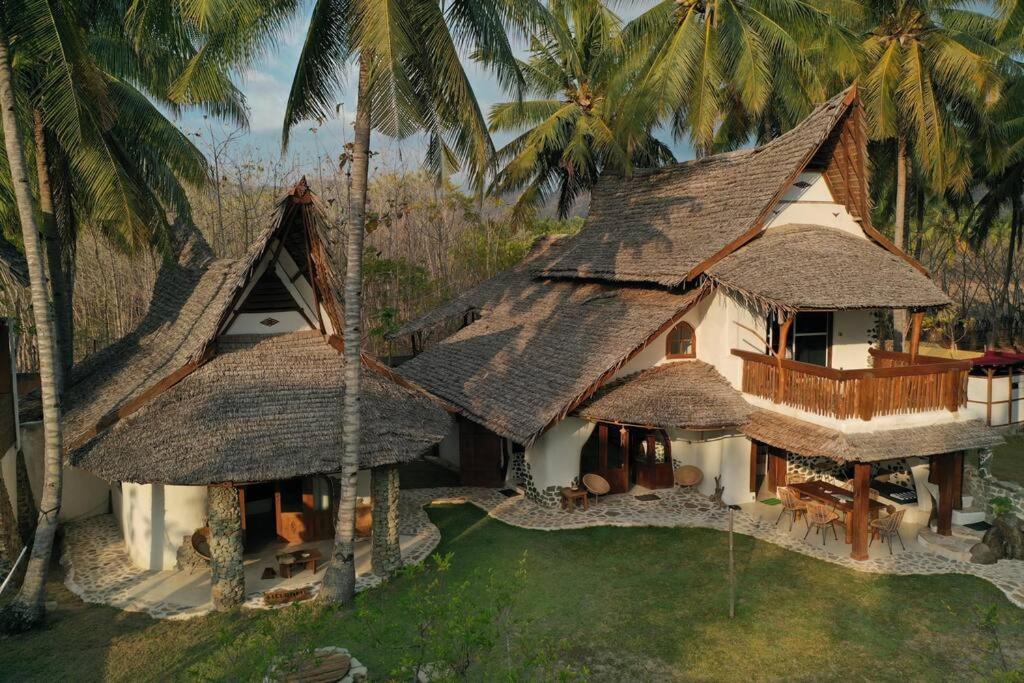 una vista aérea de una casa con palmeras en Beach-Front Sumbawa Surf House en Lemonga
