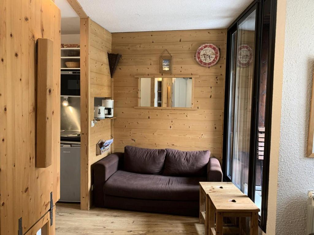 un salon avec un canapé et une table dans l'établissement Résidence Armoise - Studio de 18m2 pour 2 personnes avec petite veranda MAE-5924, aux Menuires