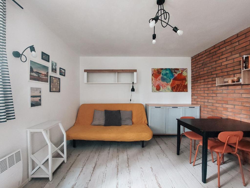 Habitación con cama y mesa. en Cudnie tu - Noclegi na Kaszubach, en Borsk