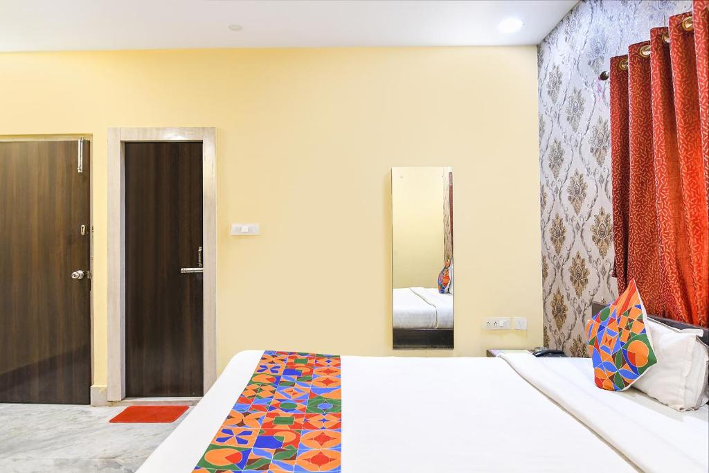Postel nebo postele na pokoji v ubytování FabHotel Saltlake Palace - Nr Anandlok Hospital