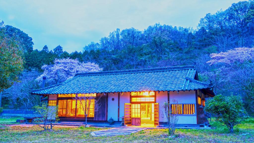 una pequeña casa en medio de un bosque en しまなみ宿Gyoku en Imabari