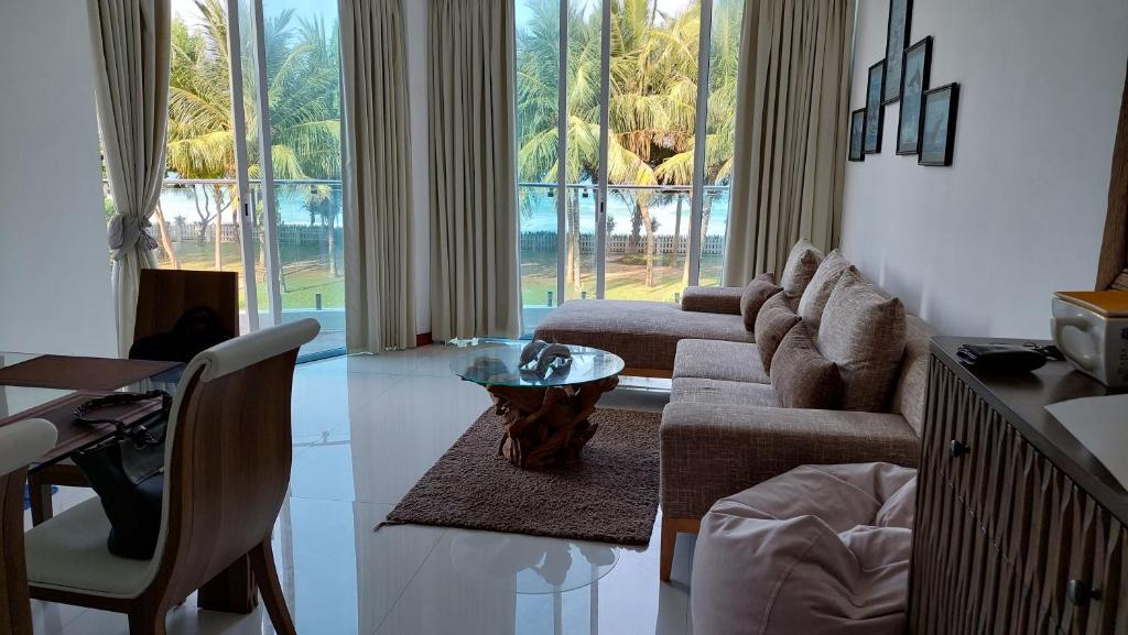 sala de estar con sofá y mesa en Beach Paradise Nilaveli en Trincomalee