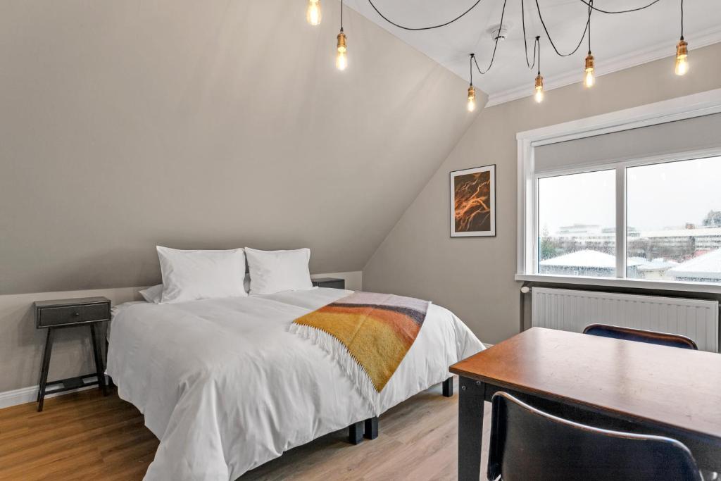 Postel nebo postele na pokoji v ubytování ODDSSON Downtown Hotel