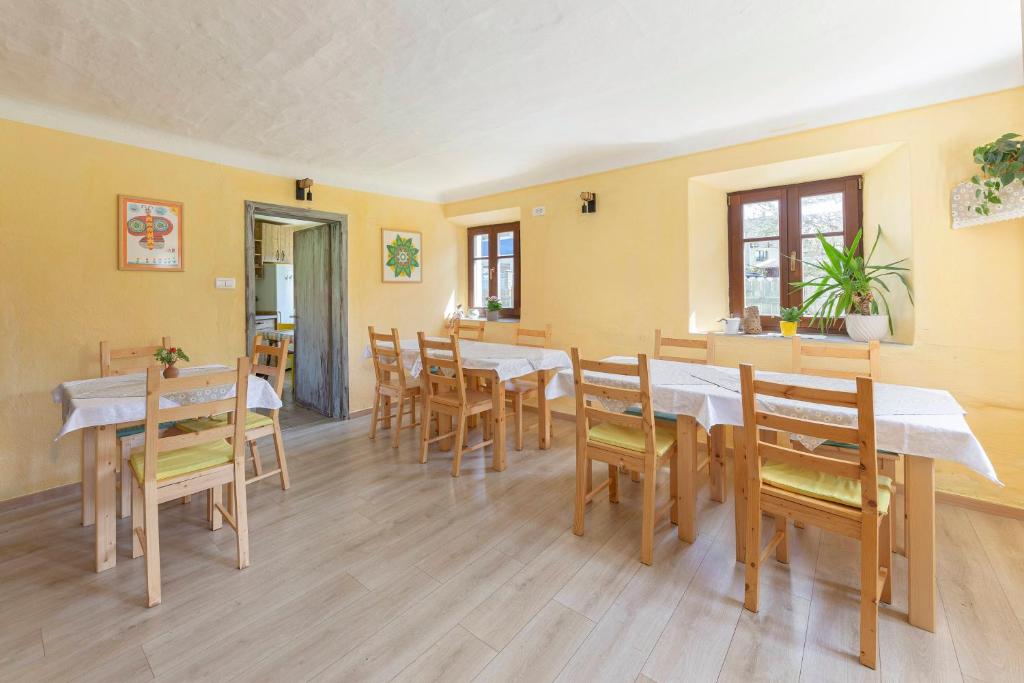 Restaurace v ubytování Glamping Mohorjev grunt