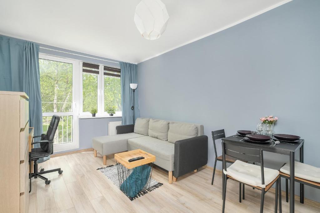 Predel za sedenje v nastanitvi One Bedroom Apartment in Poznań with Bathub and 2 Desks for Remote Work by Renters