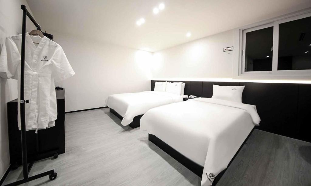 Postel nebo postele na pokoji v ubytování Busan Seomyeon Broa Hotel