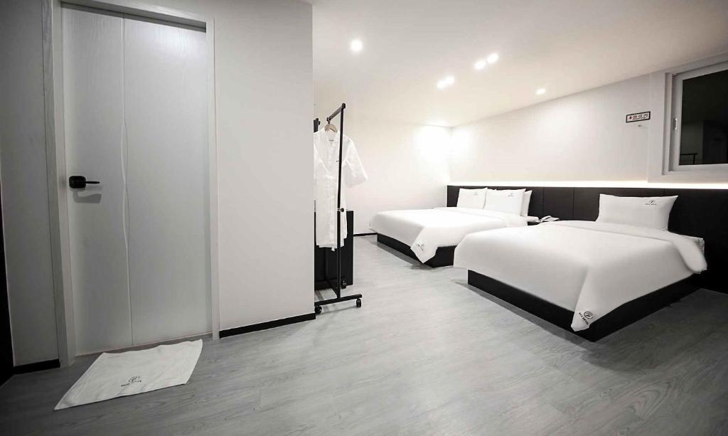 Postel nebo postele na pokoji v ubytování Busan Seomyeon Broa Hotel