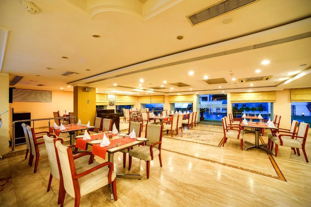 Restaurace v ubytování Royal Sarovar Portico Siliguri