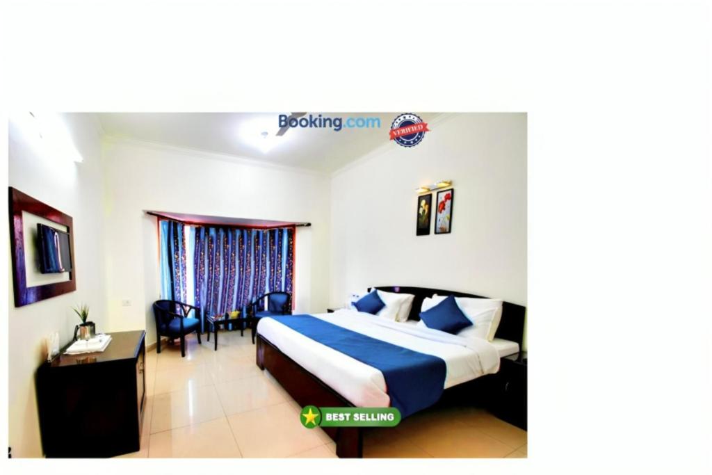 una camera d'albergo con letto, scrivania e sedia di Hotel Silver Tree IVY The Boutique - Luxury Stay - Excellent Service - Parking Facilities a Bhimtal