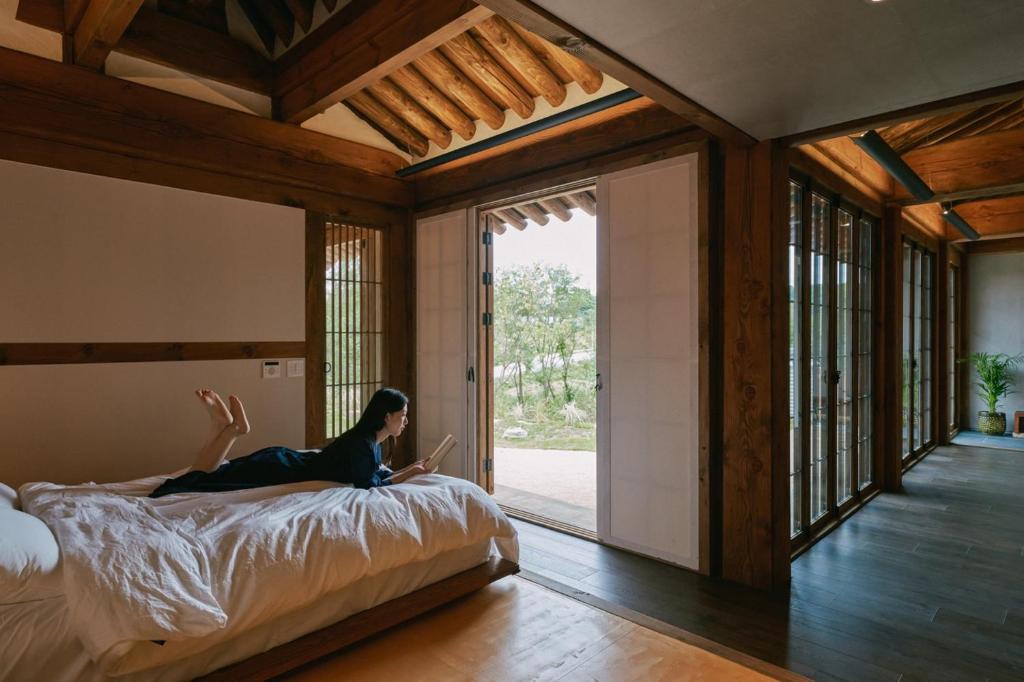 Muuun - Family Room With Garden View