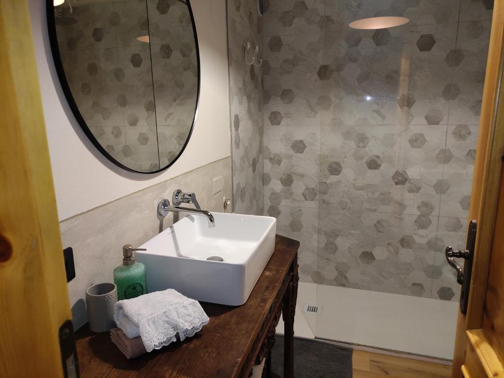 a bathroom with a sink and a mirror at Bilocale a due passi dal mare immerso nel verde in Castiglioncello