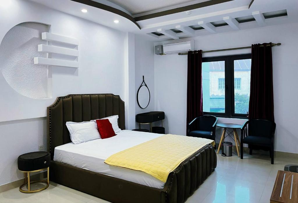 um quarto com uma cama, uma mesa e cadeiras em Đông Đô Hotel em Hai Phong